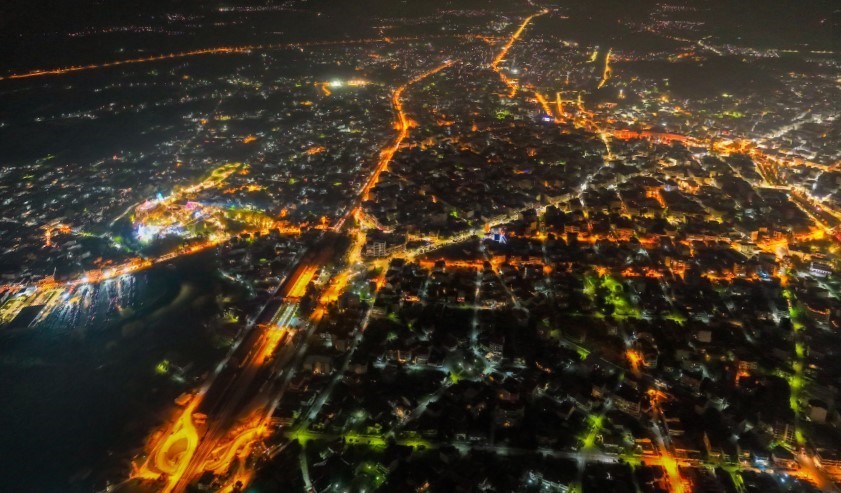 Εντυπωσιακές εικόνες της βραδινής πόλης από το διάστημα